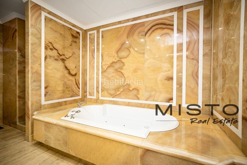 Foto b70755fd-57c2-464f-8393-6e989abb3090. Pis amb aparcament piscina a lomas de Marbella club Marbella