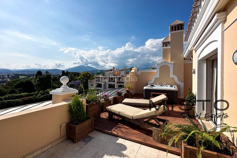 Foto cb26d1a6-4f33-4b60-aed1-a4cdb7d4a9bc. Pis amb aparcament piscina a lomas de Marbella club Marbella