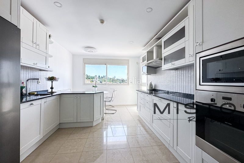 Foto f475864f-1e11-4045-82b4-1355e3ab9620. Pis amb aparcament piscina a lomas de Marbella club Marbella