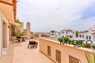 Pis a CL ADELFAS  Es: Pl: Pt: MEDINA DE BANUS  MARBELLA (MÁLAGA)