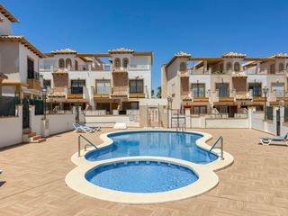 Maison jumelée à Lomas de Cabo Roig - Los Dolses. Adosado de 3 dormitorios con terrazas, piscina comunitaria y gar
