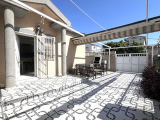 Xalet a Avenida de las urracas 142. Chalet con jardín y solarium en urbanizacion cerrada