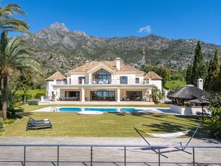 Casa a Nagüeles Alto. Casa augusta, mansión excepcional con vistas panorámicas al mar