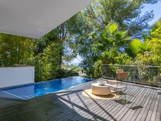 Casa aparellada a Sierra Blanca. Villa meisho  exclusiva vivienda de esquina con vistas panorámic