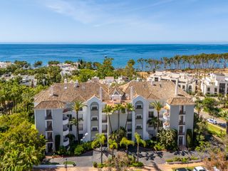 Piccolo appartamento in Puente Romano. Granada 2b elegante apartamento junto a la playa con vistas al m