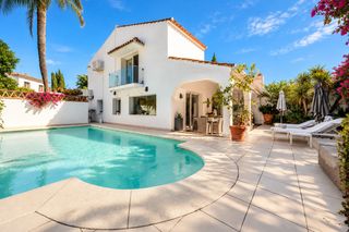 Casa aparellada a Las Lomas de Río Verde. Casa marítima villa adosada junto al mar con piscina privada en