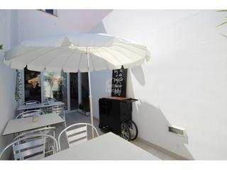 Local commercial à Ciutadella. Casa con local en pleno funcionamiento y jardín, en la bajada al