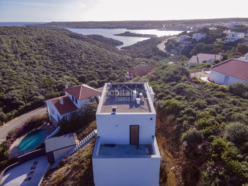Foto 0b4da03d-82fd-4fc6-950c-64fab36f3ccb. Chalet impresionante chalet de obra nueva con espectaculares vistas al mar en cala llonga, menorca. en Maó / Mahón