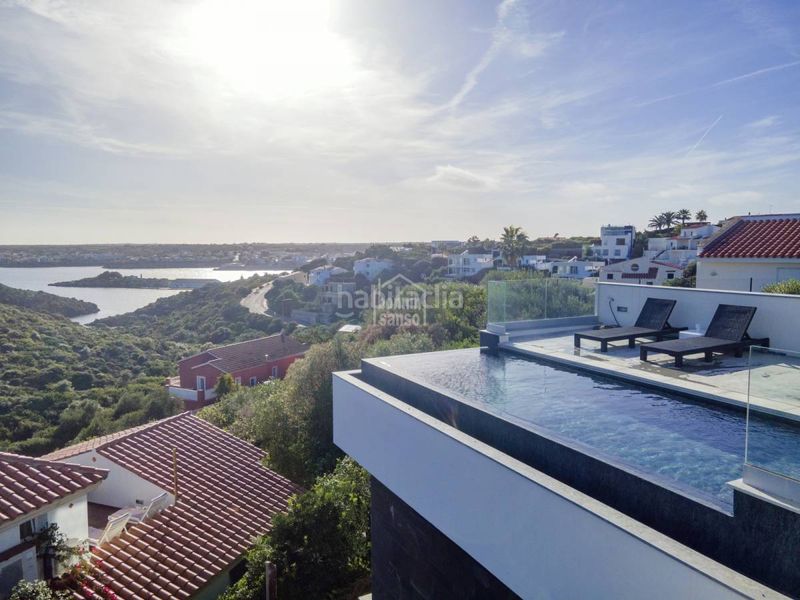 Foto f0b9b8a1-0911-44bf-8deb-17578418297f. Chalet impresionante chalet de obra nueva con espectaculares vistas al mar en cala llonga, menorca. en Maó / Mahón