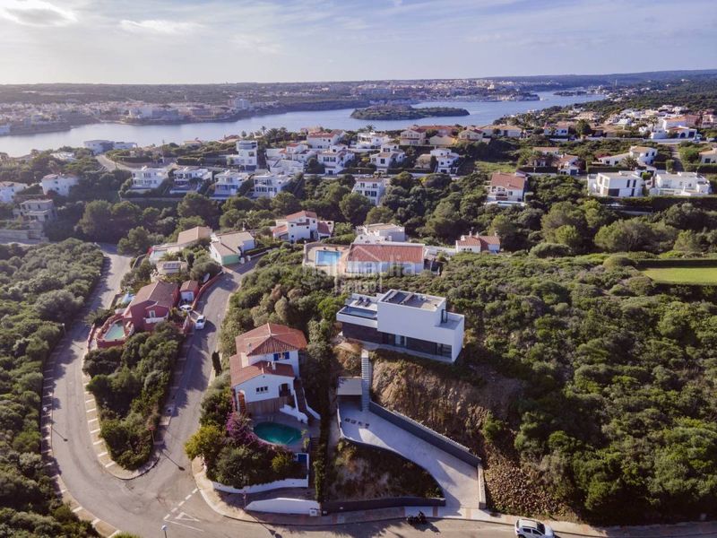 Foto f612ecae-2060-4a4b-ac20-bfc66e96504f. Chalet impresionante chalet de obra nueva con espectaculares vistas al mar en cala llonga, menorca. en Maó / Mahón
