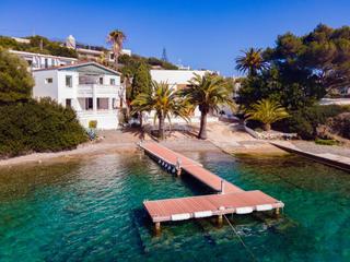 Xalet a Cala Llonga-Sa Mesquida. Una villa moderna y elegante, situada justo al borde del mar med
