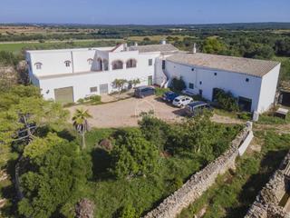 Country house in Cala Blanca. Magnífica casa de campo con explotación ganadera en activo en la