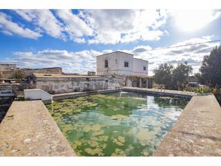 Mas à Ciutadella. Terrenos con antigua casa de campo tradicional en la ampliación