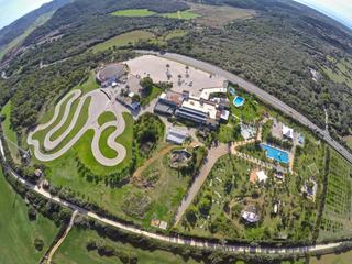Chalet in Cala Blanca. Complejo turístico comercial en ciutadella, menorca