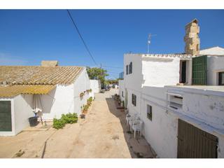Country house in Cala Blanca. Antigua casa de campo en explotación a pocos minutos de ciutadel