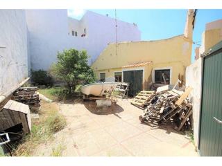 Chalet à Ciutadella. Casa en chaflán con patio para reforma o para nueva edificación