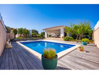 Chalet in Cala Blanca. Chalet con pisicna y jardín en sa caleta, ciutadella, menorca