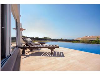 Chalet à Binibèquer. Impresionante villa en la costa sur con vistas al mar y piscina