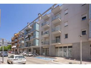 Piso en Avinguda Menorca-Sínia Costabella. Luminoso piso en primera planta con gran espacio exterior y asce