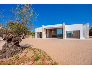 Xalet a Sant Climent-Es Canutells. Una villa de autor terminada y lista para estrenar, donde el dis