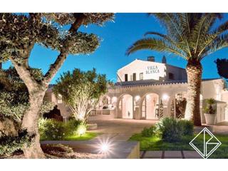 Masia a Sant Lluís-S´Ullestrar-Torret. Casa de campo en uso como restaurante en los alrededores de sant