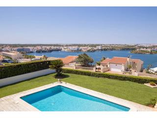 Chalet en Cala Llonga-Sa Mesquida. Villa independiente de una sola planta con vistas al mar en cala