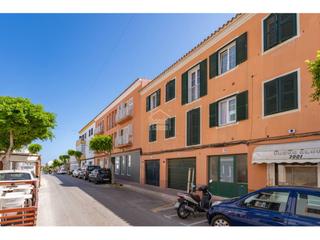 Appartement à Es Castell. Piso en primera planta con luz natural y espacio para diseñar a
