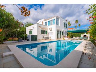 Chalet à S´Algar-Alcalfar. Elegante villa costera con vistas al mar, jardín privado y pisci