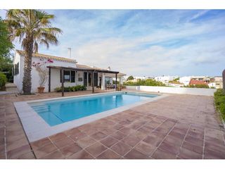 Xalet a Cala Llonga-Sa Mesquida. Encantador chalet mediterráneo con vistas al mar y piscina priva