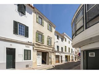 Xalet a Avinguda Menorca-Sínia Costabella. Elegante casa adosada renovada en el corazón de mahón, menorca
