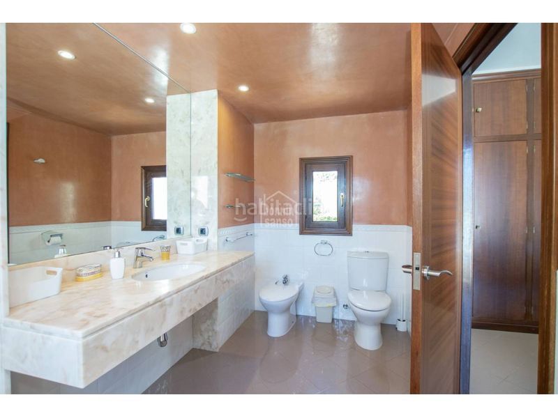Foto a696b2cb-04aa-4fab-80ef-919e0be16006. Xalet amb calefacció aparcament piscina a Cala Blanca Ciutadella de Menorca