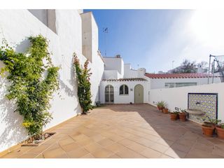 Chalet in Centre Històric. Auténtica casa menorquina con patio, terraza y garaje en mahón,