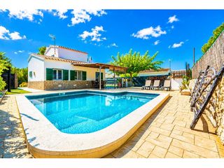 Chalet à Cala en Porter. Chalet con amplio jardín y piscina privada de agua salada en son