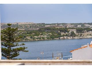 Piccolo appartamento in Es Castell. Edificio residencial con varios apartamentos, garaje y vistas al