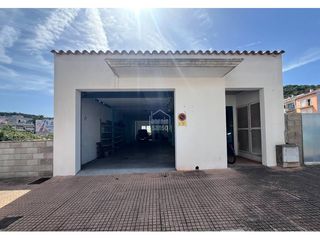 Apartment in Ferreries poble. Solar con gran potencial de desarrollo, sótano construido y proy