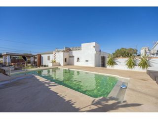 Masia a Cala Blanca. Magnífica propiedad con dos casas de campo independientes en ciu