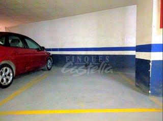 Lloguer Aparcament cotxe a Centre. Plaza de parking para coche pequeño situada en la calle isern de