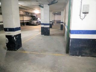 Aparcament cotxe a Centre. Oportunidad. plaza de parking para coche mini o dos motos situad