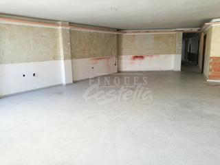 Lloguer Local Comercial a Eixample. Gran local situado en la zona centro de mataró.está ubicado a pi