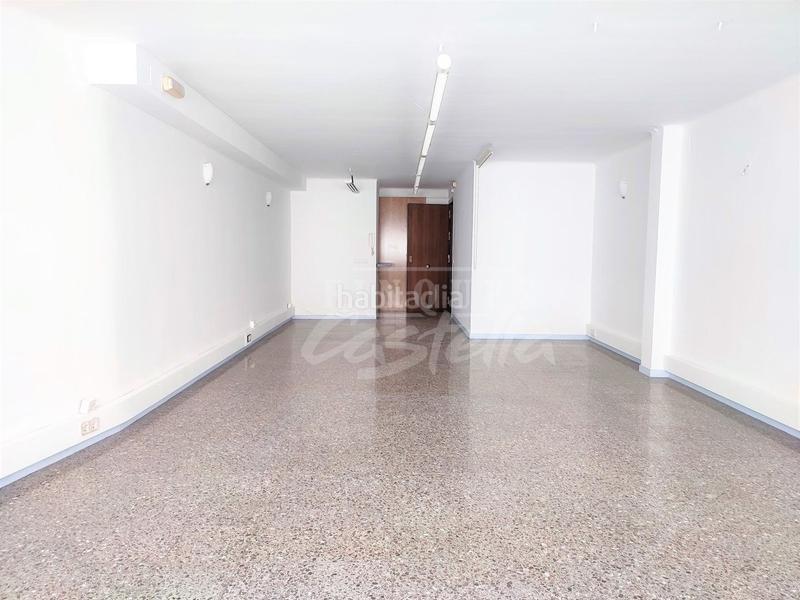 Foto 353ff40e-6c0b-41bd-81e6-a6b938957432. Location local commercial dans Centre Mataró