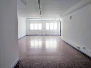 Lloguer Local Comercial a Centre. Despacho diáfano situado en primera línea comercial en el centro