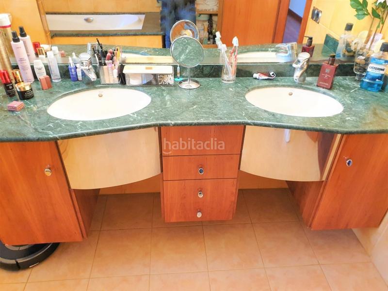 Foto e66aeae8-07b1-4d51-8ce8-3a283ff9610f. Casa espectacular casa a cuatro vientos con piscina ubicada en la urbanización de can vilardell.consta de 345mconstruidos de vivienda e en Mataró