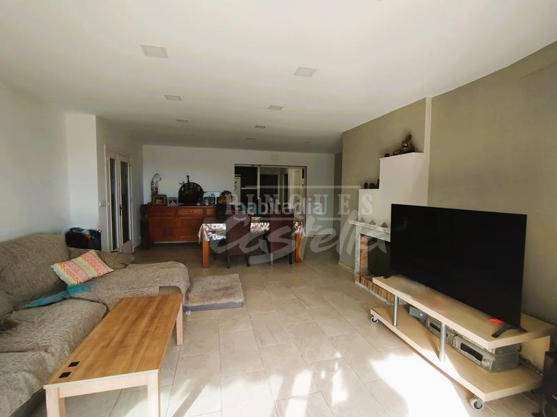Foto 07a59812-e31b-4467-aa83-f1cf15d72581. Piso os presentamos un piso en primera línea de mar, con fantásticas vistas al paseo marítimo, donde disfrutarás de solo todo el día. c en Mataró