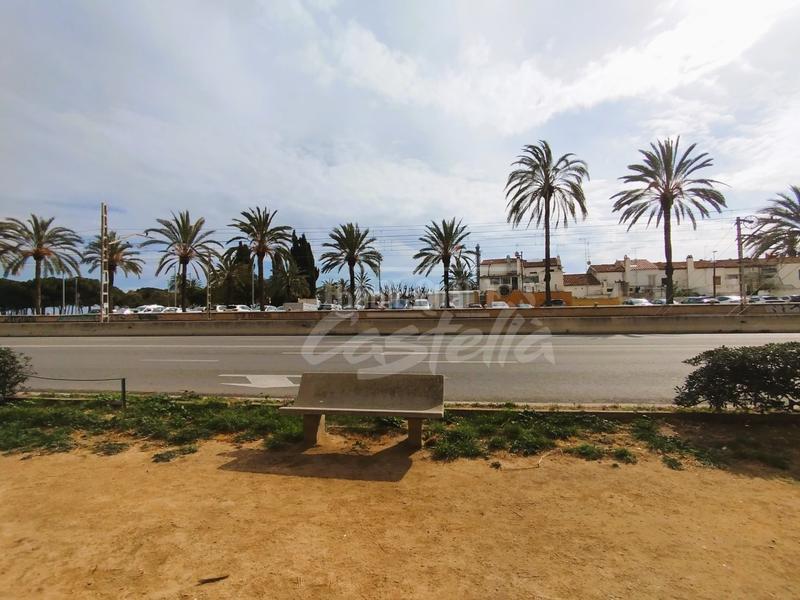Foto 7b6dccaf-a99b-4ec6-8c74-15fb2a9f0839. Piso os presentamos un piso en primera línea de mar, con fantásticas vistas al paseo marítimo, donde disfrutarás de solo todo el día. c en Mataró