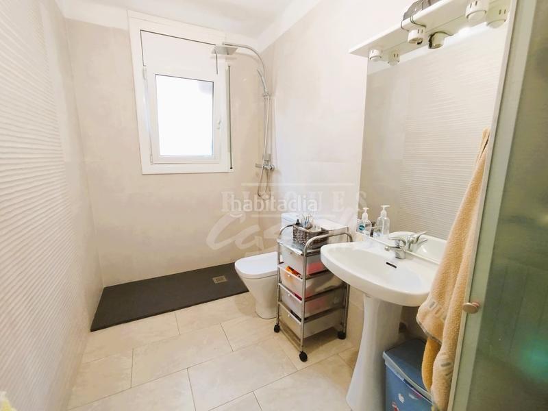 Foto b3535bff-1f0d-44b8-a45b-de50a1354a24. Piso os presentamos un piso en primera línea de mar, con fantásticas vistas al paseo marítimo, donde disfrutarás de solo todo el día. c en Mataró