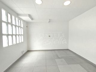 Affitto Ufficio in Centre. Oficina en primer piso  muy luminosa, consta de recepción, sala