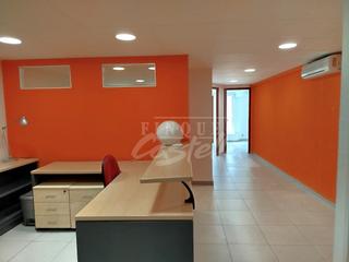 Location Bureau à Centre. Oficina en primer piso  muy luminosa, consta de recepción, sala