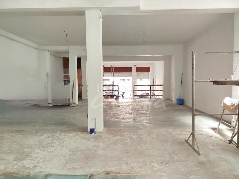 Foto 526a948f-be49-4ca9-92d4-628c3428b690. Alquiler local comercial  de 250 m totales en dos plantas. cada planta de 125 m aproximadamente.no tiene accesso de vehículos.finques castel en Mataró