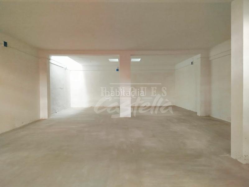 Foto 97ac119c-812a-49cf-b6c2-8cb3d6b5b823. Alquiler local comercial  de 250 m totales en dos plantas. cada planta de 125 m aproximadamente.no tiene accesso de vehículos.finques castel en Mataró