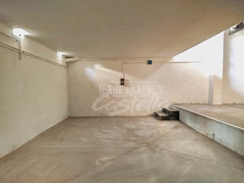 Foto ee19d04c-c388-4b18-b03d-458ed7a32064. Alquiler local comercial  de 250 m totales en dos plantas. cada planta de 125 m aproximadamente.no tiene accesso de vehículos.finques castel en Mataró